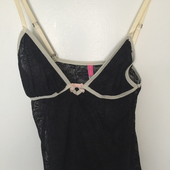 Black lace camisole - Picture 1 of 6